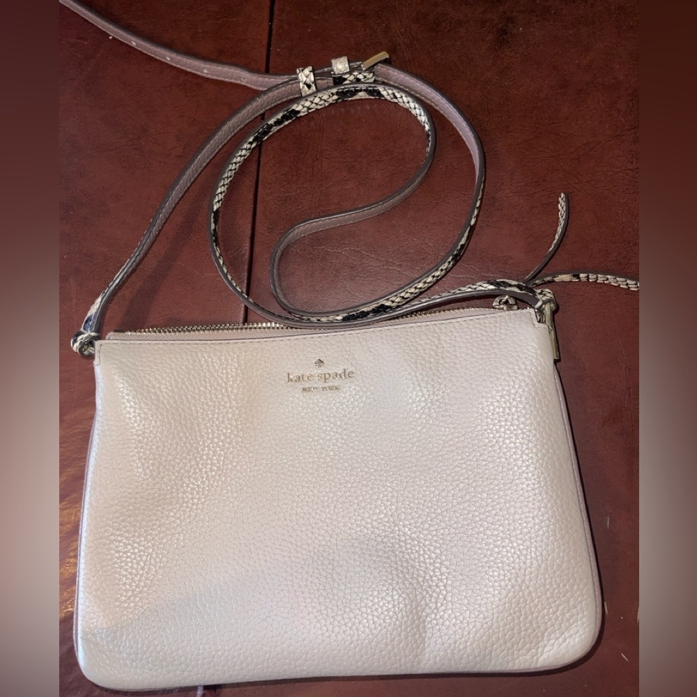 Kate Spade Leila Triple Gusset Crossbody EUC Pebbled Leather Snakeprint Mauve